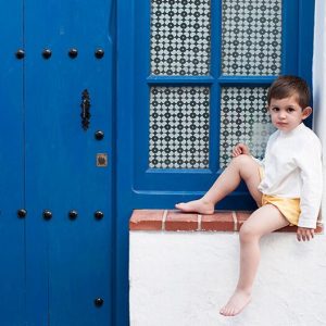 Conjunto bebé niño camisa blanca y pantalón amarillo mostaza by debesos