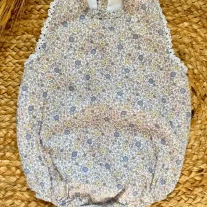 Pelele de manga sisa de flores azul y rosa Verbena