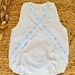 Pelele de manga sisa de piqué blanco con pasacintas azul Margarita