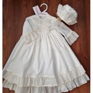 Faldón con Capota en Plumeti Y Vainica Con Doble Volante Color Blanco Roto